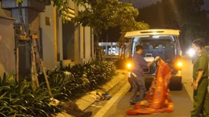 Đến lấy xe ô tô hoảng hốt khi thấy người chết cạnh xe mình
