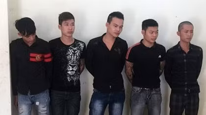 Chủ tiệm cầm đồ cùng đàn em vác dầu luyn pha mắm tôm đi đòi nợ