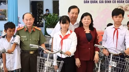 San sẻ mùa xuân đến với người dân khó khăn huyện Bến Lức