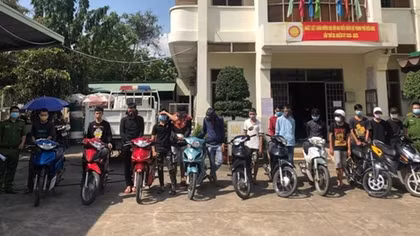 Gần 100 'quái xế' tụ tập đua xe giữa mùa dịch