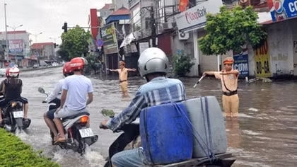 CSGT lội nước phân luồng tại các điểm ngập