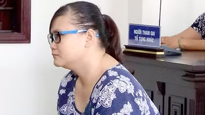 Bảo mẫu dùng dép bạo hành trẻ ở Bình Chánh lãnh 18 tháng tù 