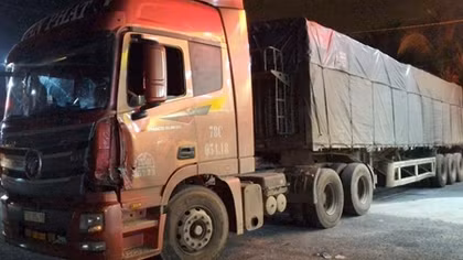 Tông vào xe đầu kéo đang lùi ở cây xăng, nam thanh niên nhập viện