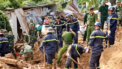 Công an dầm mưa, bất chấp hiểm nguy cứu nạn ở vùng lũ Nha Trang