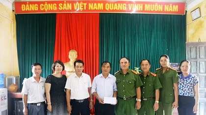 Chia sẻ khó khăn với người dân vùng lũ huyện Chương Mỹ