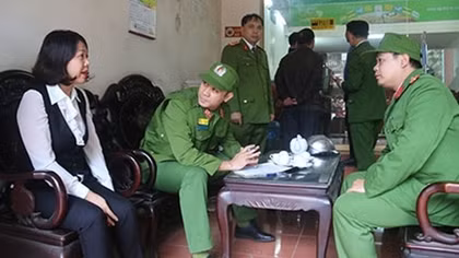 Người đàn ông bịt mặt dùng súng cướp ngân hàng