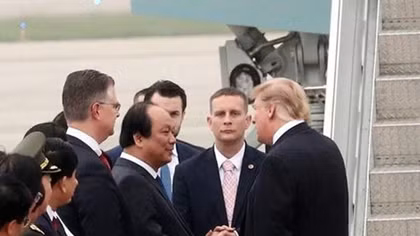 Tổng thống Trump ra sân bay, lên đường về Mỹ