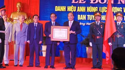 Ban Tuyên huấn Khu ủy khu V đón nhận danh hiệu Anh hùng 