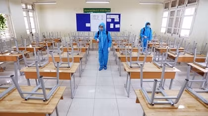 Thầy cô tất bật dọn dẹp đón học sinh trở lại trường