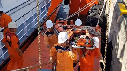 Vượt sóng xuyên đêm đến Hoàng Sa cấp cứu thuyền trưởng