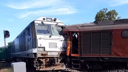 2 đoàn tàu đối đầu trong ga, nhiều toa lật nghiêng