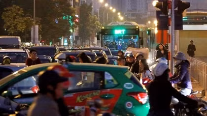Xe buýt nhanh BRT "vật vã" trong chiều tan tầm