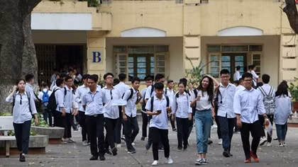 Đề Toán dài và khó, thí sinh tận dụng từng phút để làm bài