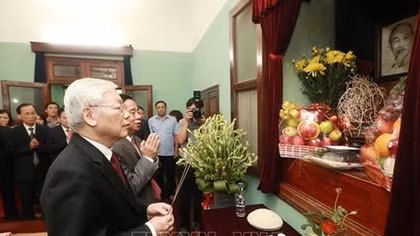 Tổng Bí thư, Chủ tịch nước dâng hương tưởng niệm Chủ tịch Hồ Chí Minh