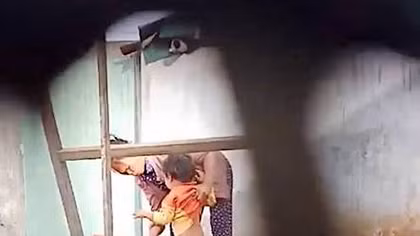Xuất hiện cảnh người trông trẻ bạo hành bé trai 2 tuổi
