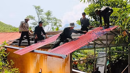 Những ngôi nhà sáng cả đồi nương