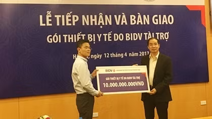 Bệnh viện Xanh Pôn tiếp nhận tài trợ gói thiết bị y tế trị giá 10 tỷ