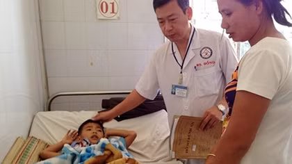 Bị tố thờ ơ khi cứu bé trai sập bồn cầu, nhà trường phản ứng