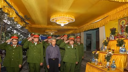 Quê nhà nghẹn ngào đón Thiếu úy Bùi Minh Qúy về với đất mẹ