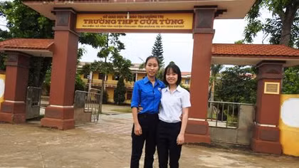 Bất ngờ với chiếc bàn học của cô gái điểm 10 Giáo dục công dân