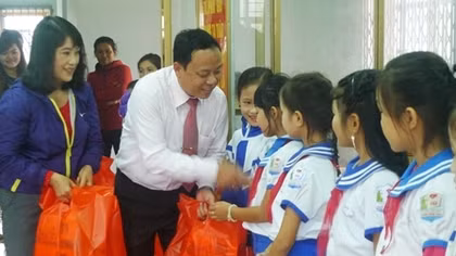 Sẽ tặng sổ tiết kiệm, học bổng, quà cho trẻ em nghèo 