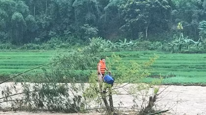 Công an Thanh Hoá vật lộn trong lũ dữ cứu người dân mắc kẹt trên cây