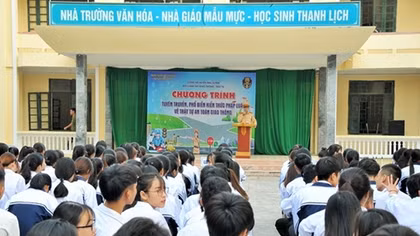 Học sinh trường THPT Tân Dân háo hức nghe tuyên truyền an toàn giao thông