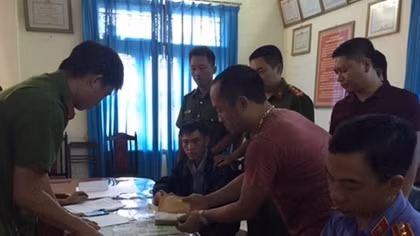 Nam thanh niên đi xe khách cùng 5 bánh heroin