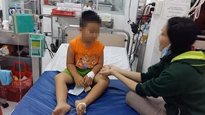 Người mẹ ép 2 con uống thuốc sâu tự tử đã qua đời