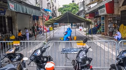 Hà Nội phong toả tạm thời, xét nghiệm cho người dân phố Hàng Mắm