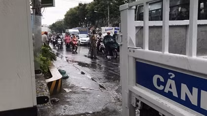 Tránh em bé băng qua đường, một người tử vong trong mưa