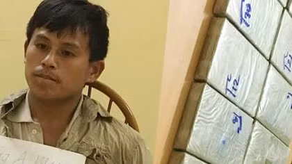 Người đàn ông Lào mang 10 bánh heroin đến cổng nhà máy xi măng
