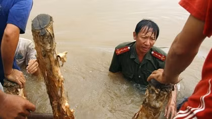 Ảnh dự thi Vì bình yên cuộc sống: Công an An Giang gồng mình chống lũ dữ