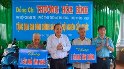 Đồng chí Trương Hòa Bình tặng học bổng cho học sinh dân tộc Chăm và tặng quà cho người nghèo