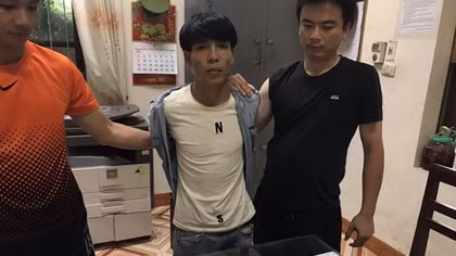 Cắt bánh heroin ra làm đôi giấu trong túi quần bò