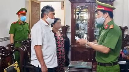 (NÓNG TRONG TUẦN) Bắt nguyên Phó Chủ tịch tỉnh Phú Yên; dùng ảnh “nóng” bắt bạn gái ký hợp đồng tình dục