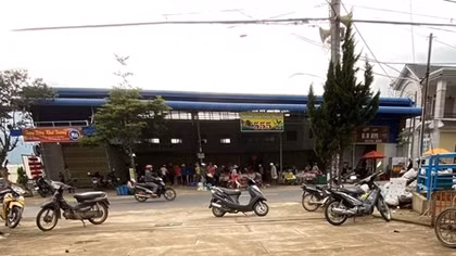 Ngang nhiên lập chợ trên hành lang quốc lộ