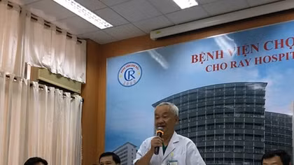 Hai bệnh viện phối hợp cứu sống bé trai bị rơi lầu nguy kịch