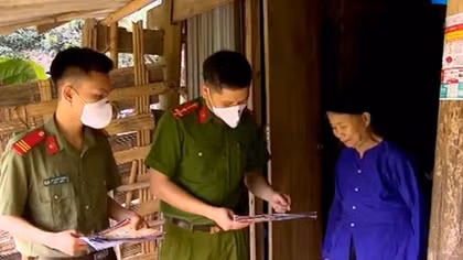 Công an xã vùng cao bám bản ngăn đại dịch