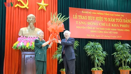 Tổng Bí thư, Chủ tịch nước trao phần thưởng cao quý tặng đồng chí Lê Khả Phiêu