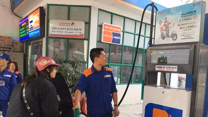 Xăng RON95 giảm gần 400 đồng/lít 