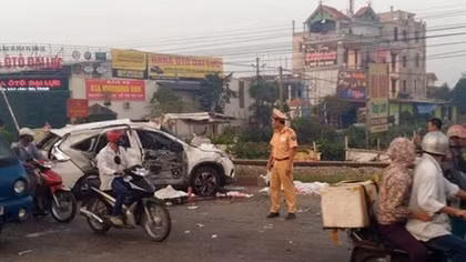 Tai nạn đường sắt kinh hoàng ở Hà Nội, 5 người tử vong