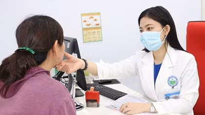 Người già, trẻ nhỏ đổ bệnh vì nắng nóng