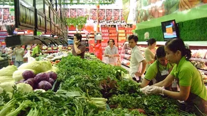 Sau mưa bão rau chợ đắt hơn siêu thị