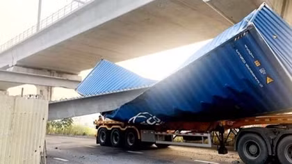 Dầm cầu bộ hành bị container kéo sập lệch với thiết kế 14m