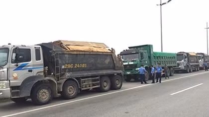 Xe quá tải chạy thành đoàn, nghênh ngang trên quốc lộ