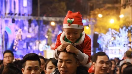 Chen chân đón Noel ở phố đi bộ quanh Hồ Gươm