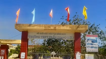 Học sinh lớp 11 dùng cây đánh thầy giáo chấn thương