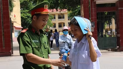 Cán bộ Công an vượt 12km đưa thí sinh ngủ quên đến điểm thi