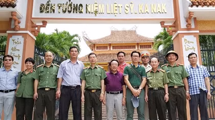 Đoàn công tác Báo CAND dâng hương Nghĩa trang liệt sĩ huyện KBang